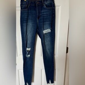 Distressed Skinny Jeans (B7)